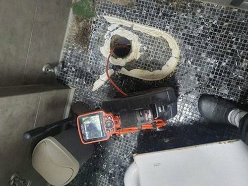 구로동 하수구막힘 정리된 싱크대 거름망과 기름 용기가 놓인 주방 작업대